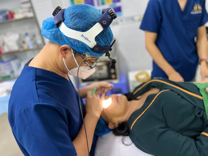 Bác sĩ Nguyễn Trung Hiếu thực hiện phẫu thuật nâng mũi sụn sườn